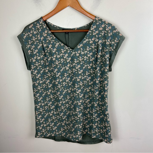 Papermoon Tops - Papermoon Green‎ Floral Daisy Blouse Top W/ Button Detail Cottagecore Xs NWT